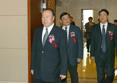 國家質檢總局副局長劉平均、總工程師張綱陪同全國政協(xié)副主席白立忱步入會場